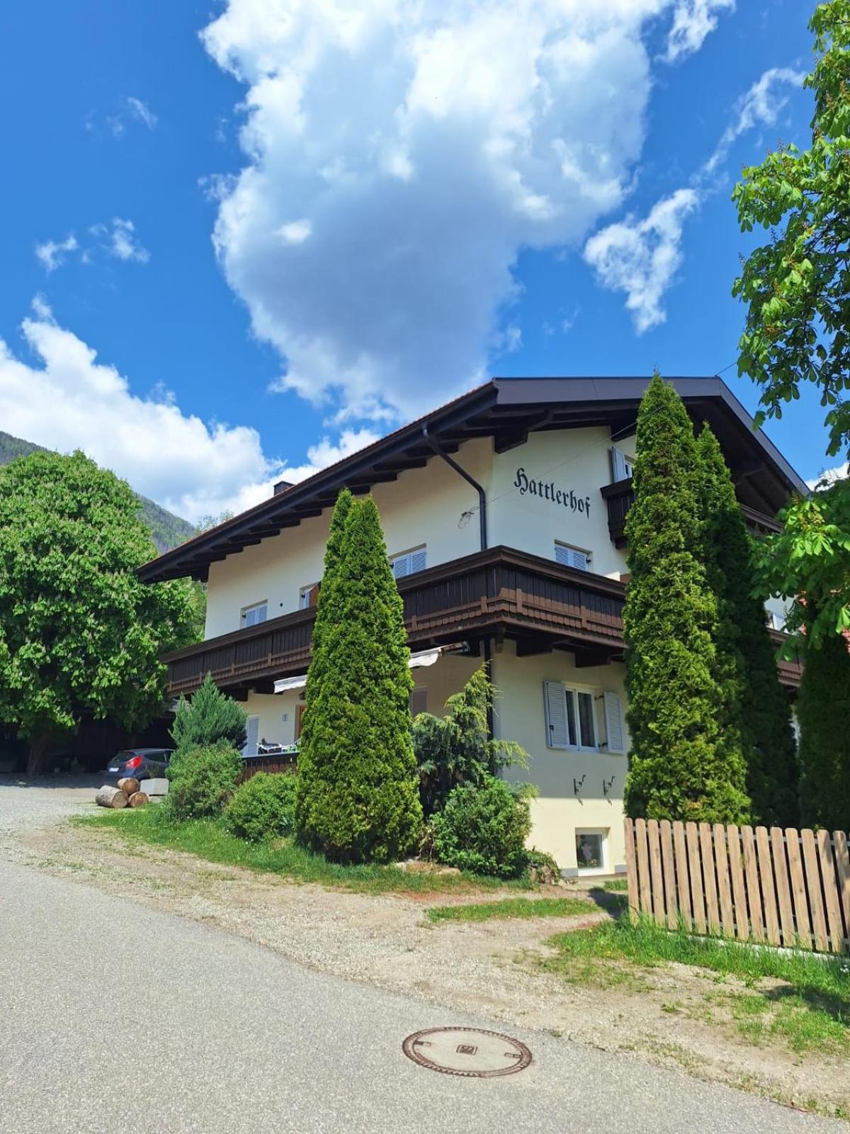 Garni Hattlerhof B&B Brunico Exterior photo